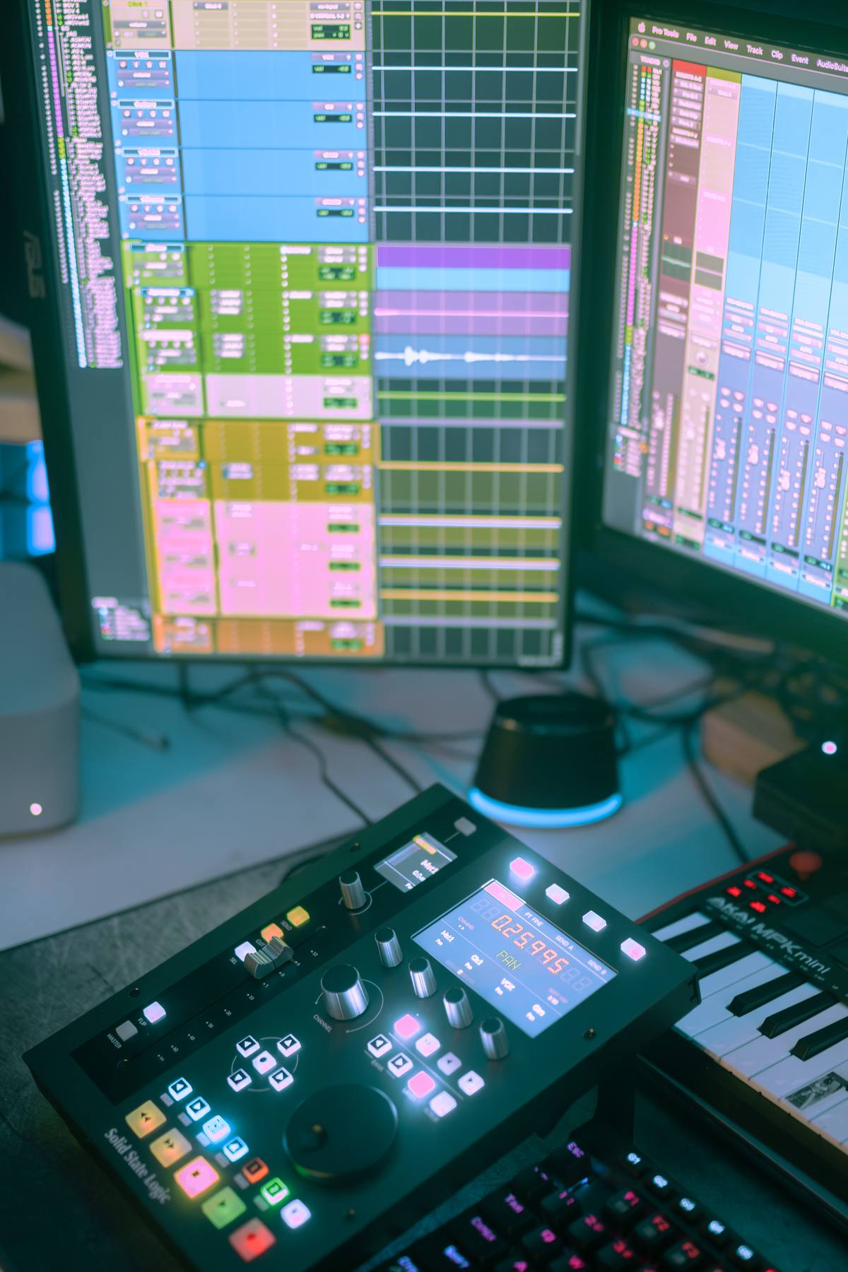 Mixing session on the console and screens